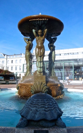 Piazza I Maggio - Fontana delle sirene - opera dall’artista forlivese Giuseppe Casalini nel 1929)